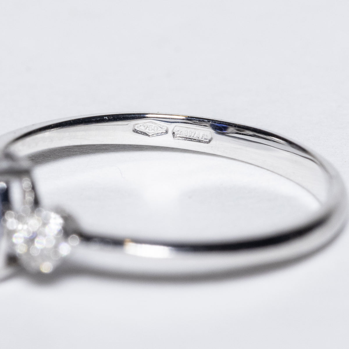 Anello in Oro Bianco 18kt con Zaffiro e diamanti rotondo brillanti