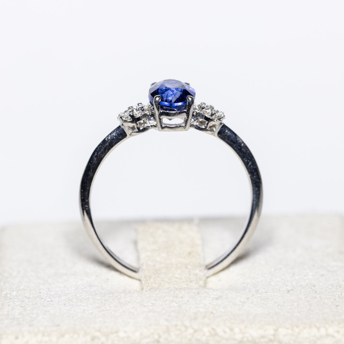 Anello in Oro Bianco 18kt con Zaffiro e diamanti rotondo brillanti
