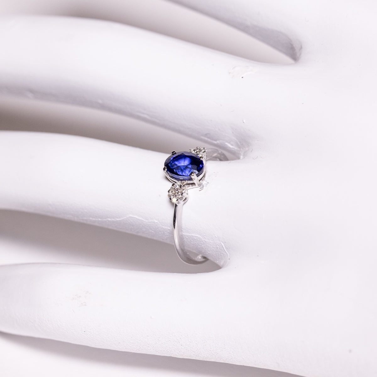 Anello in Oro Bianco 18kt con Zaffiro e diamanti rotondo brillanti
