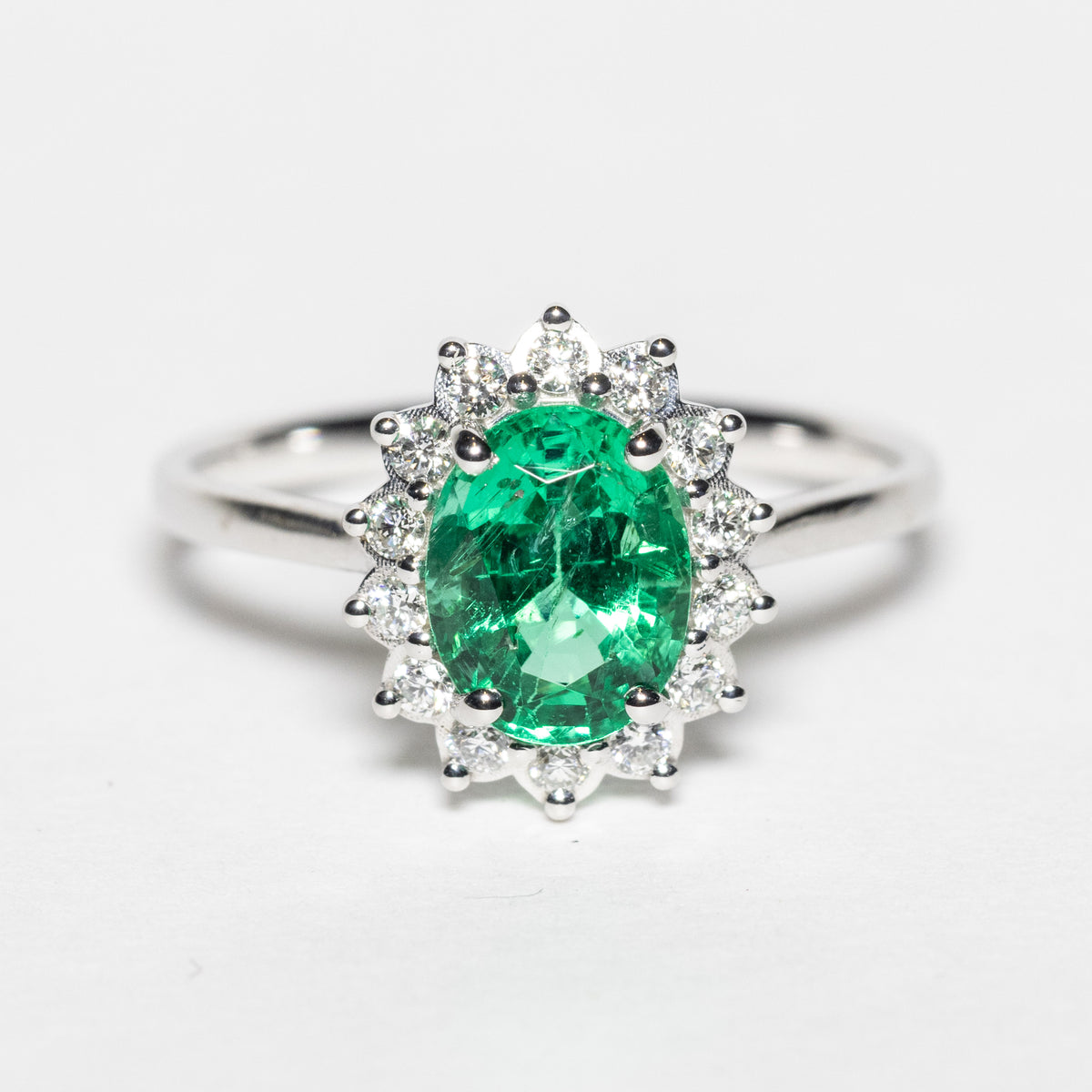 Anello in Oro Bianco 18kt con Smeraldo e Diamanti Rotondo brillanti
