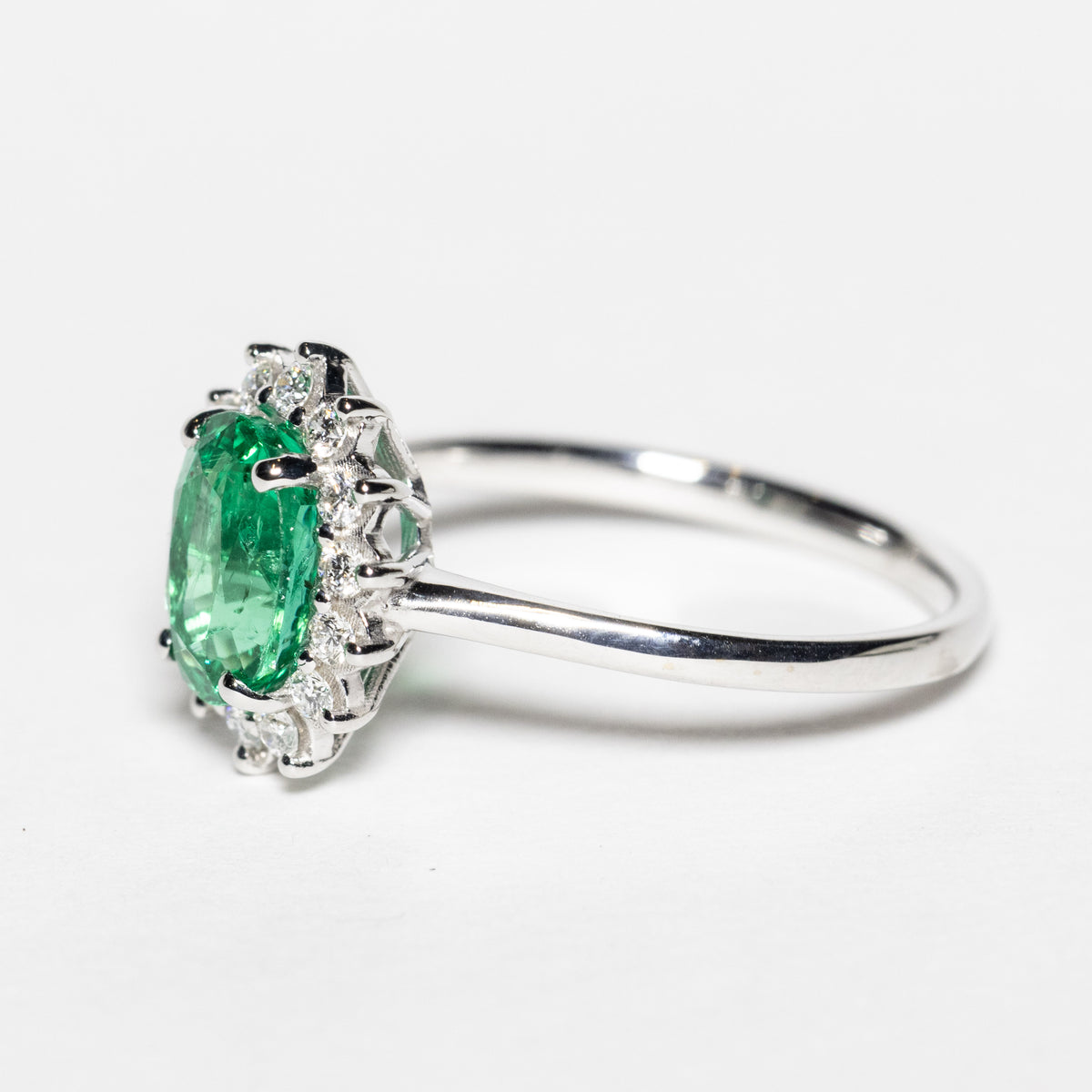 Anello in Oro Bianco 18kt con Smeraldo e Diamanti Rotondo brillanti