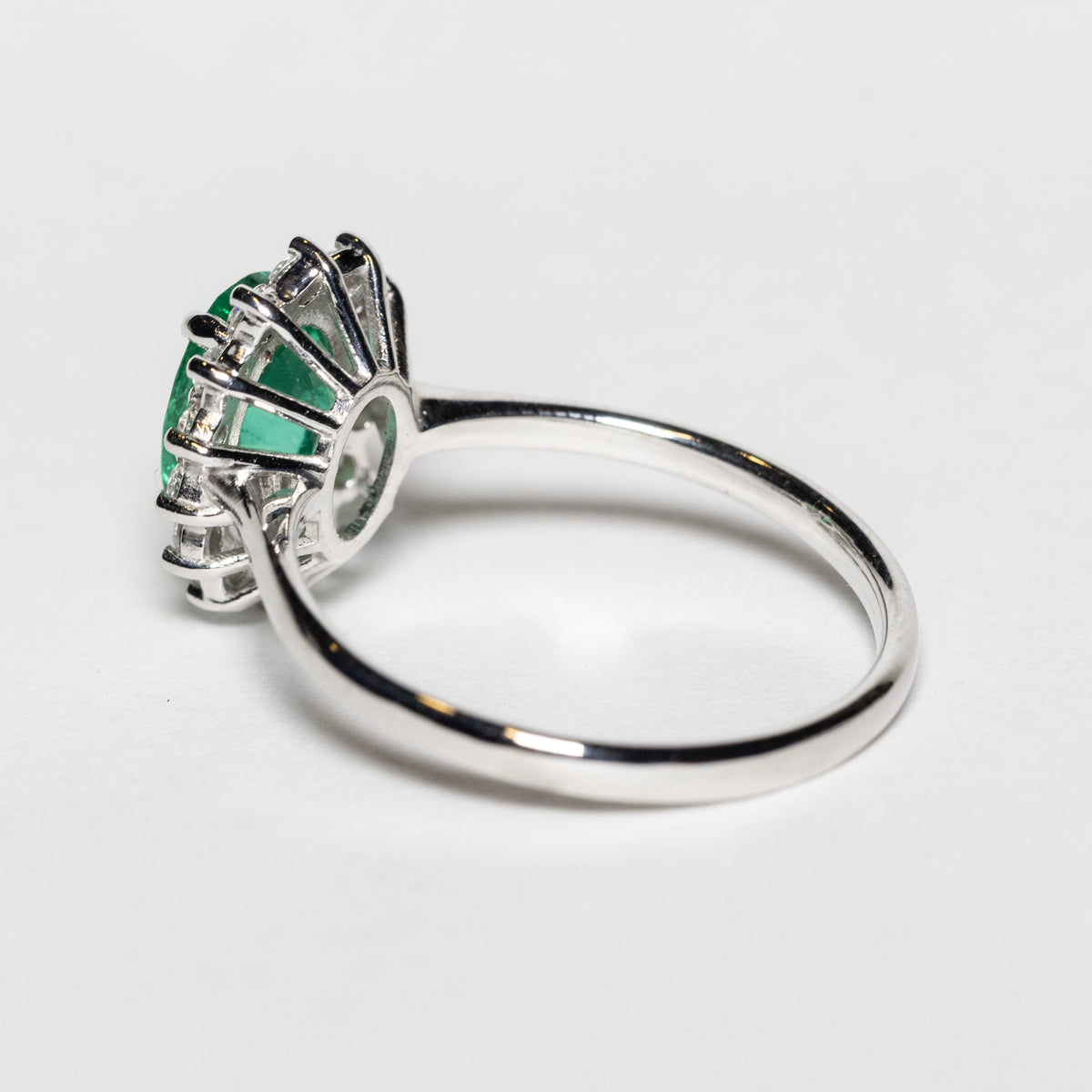 Anello in Oro Bianco 18kt con Smeraldo e Diamanti Rotondo brillanti