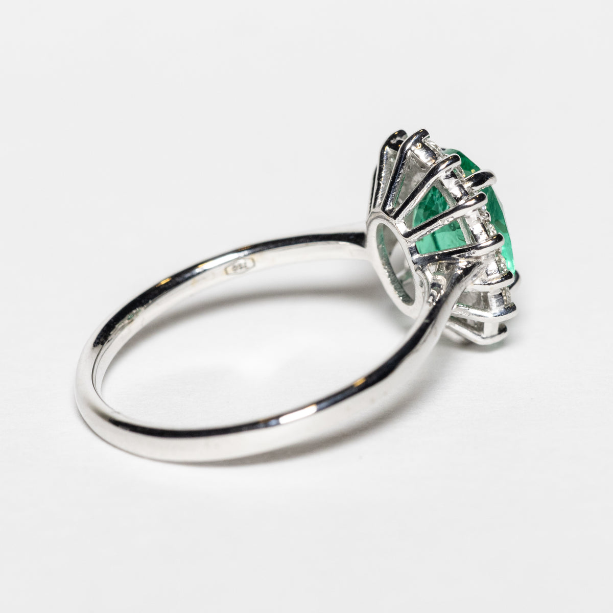 Anello in Oro Bianco 18kt con Smeraldo e Diamanti Rotondo brillanti