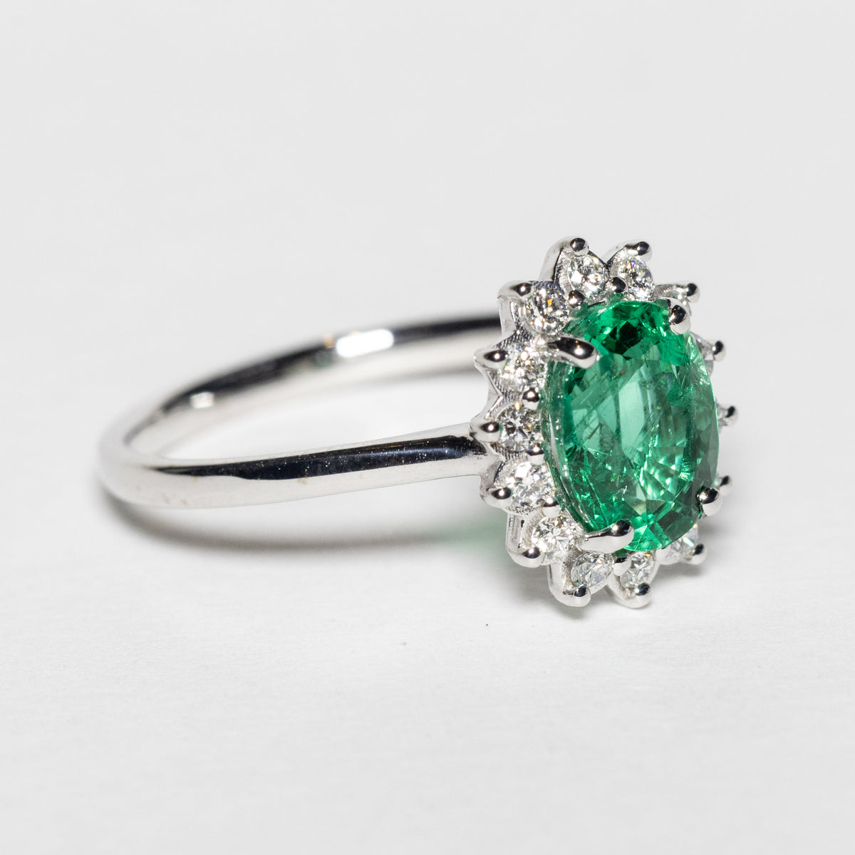Anello in Oro Bianco 18kt con Smeraldo e Diamanti Rotondo brillanti