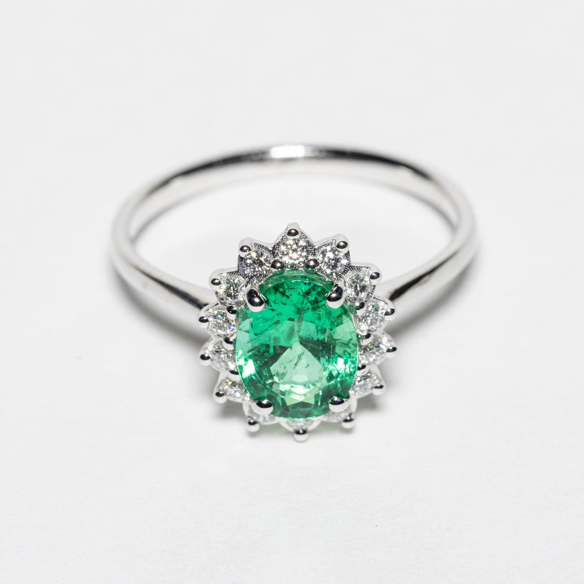 Anello in Oro Bianco 18kt con Smeraldo e Diamanti Rotondo brillanti