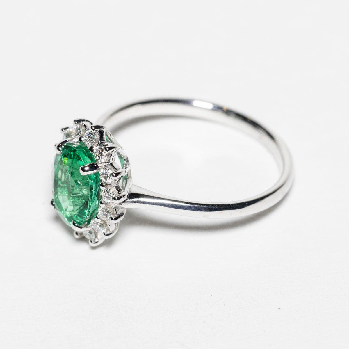 Anello in Oro Bianco 18kt con Smeraldo e Diamanti Rotondo brillanti
