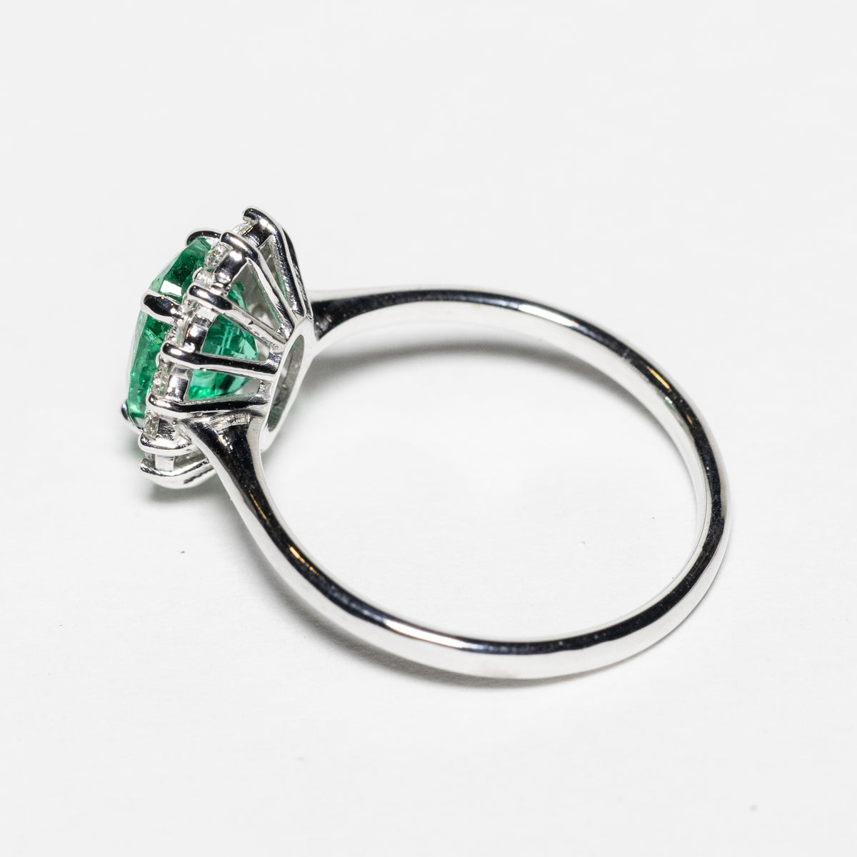 Anello in Oro Bianco 18kt con Smeraldo e Diamanti Rotondo brillanti