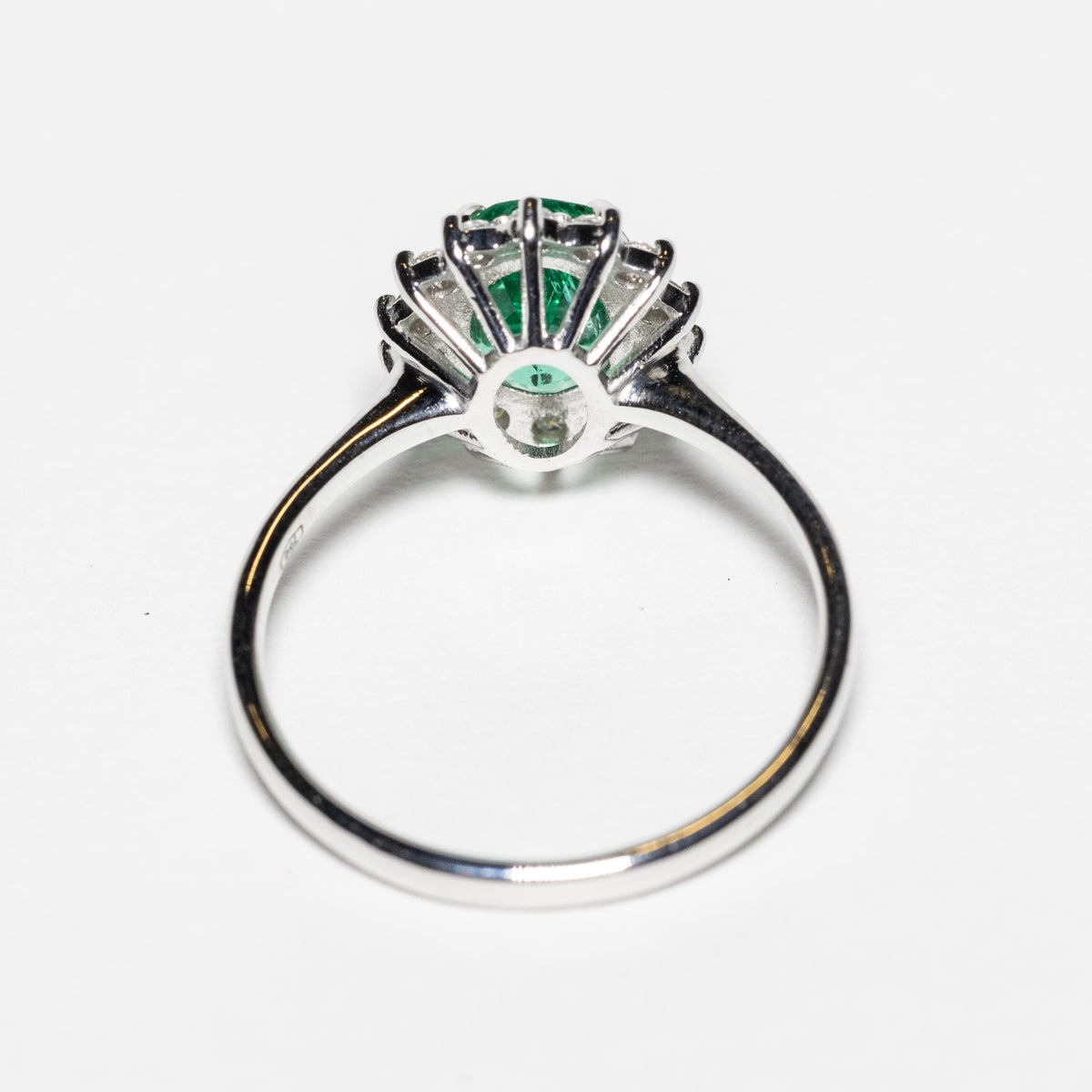 Anello in Oro Bianco 18kt con Smeraldo e Diamanti Rotondo brillanti