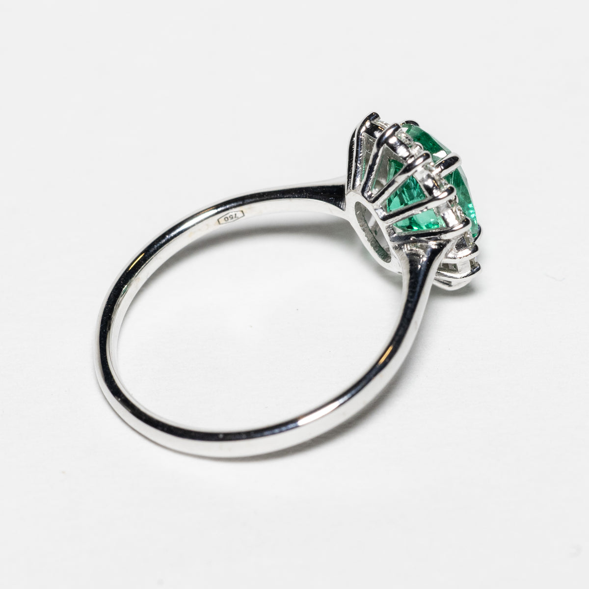 Anello in Oro Bianco 18kt con Smeraldo e Diamanti Rotondo brillanti