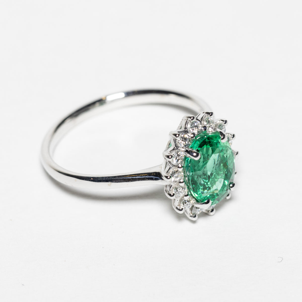 Anello in Oro Bianco 18kt con Smeraldo e Diamanti Rotondo brillanti