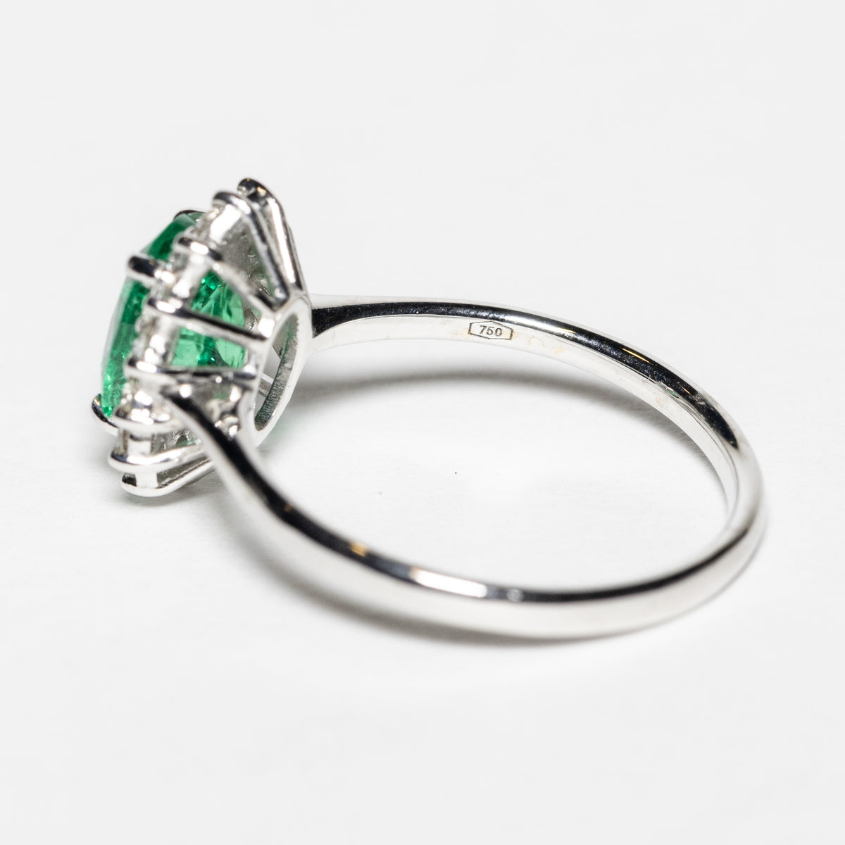 Anello in Oro Bianco 18kt con Smeraldo e Diamanti Rotondo brillanti