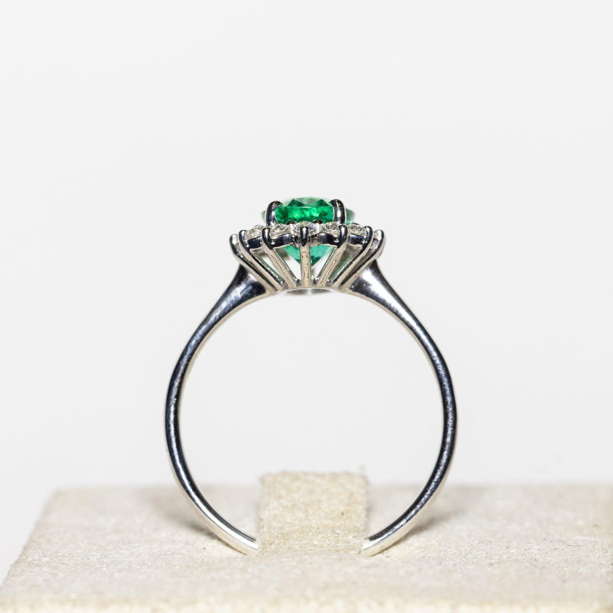 Anello in Oro Bianco 18kt con Smeraldo e Diamanti Rotondo brillanti