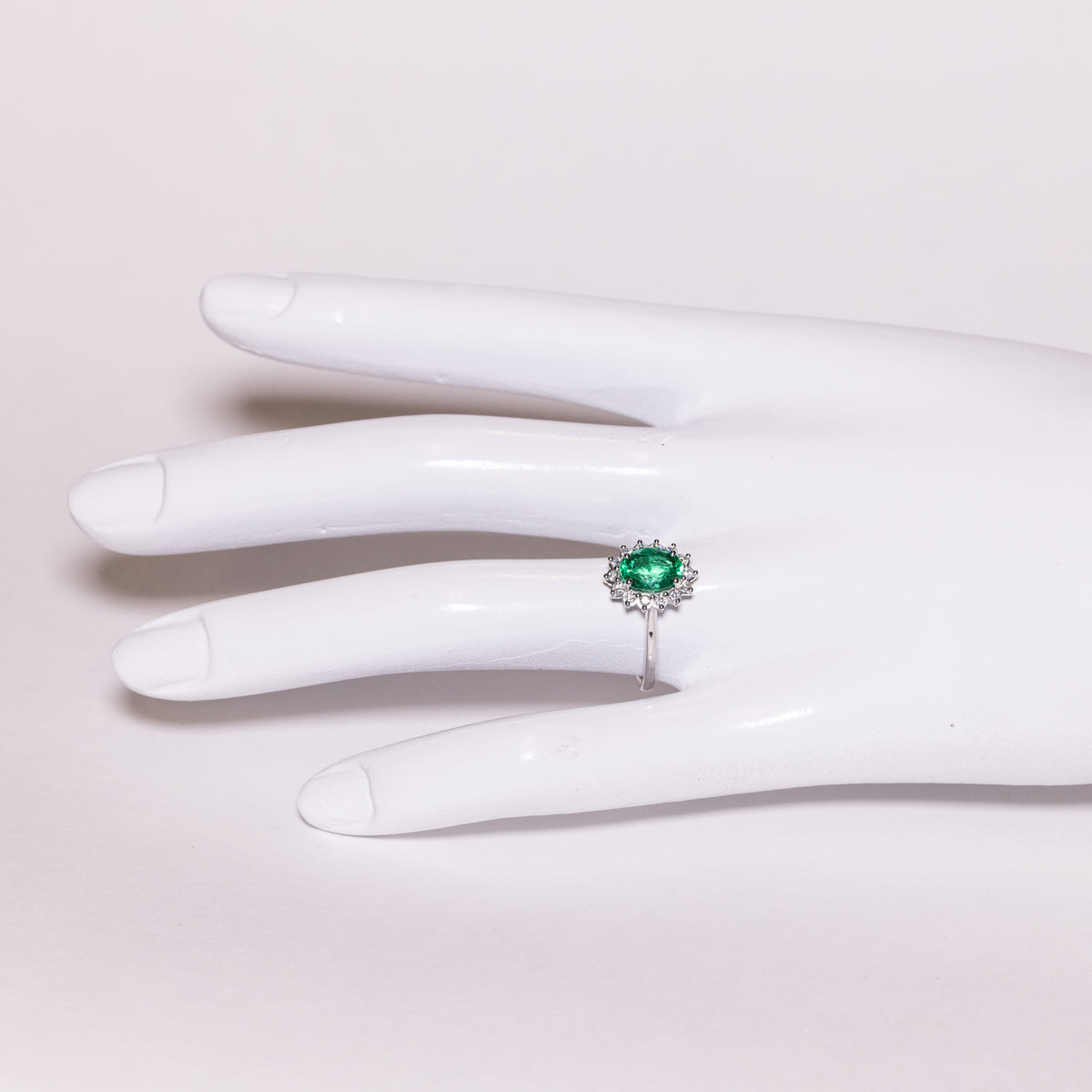Anello in Oro Bianco 18kt con Smeraldo e Diamanti Rotondo brillanti