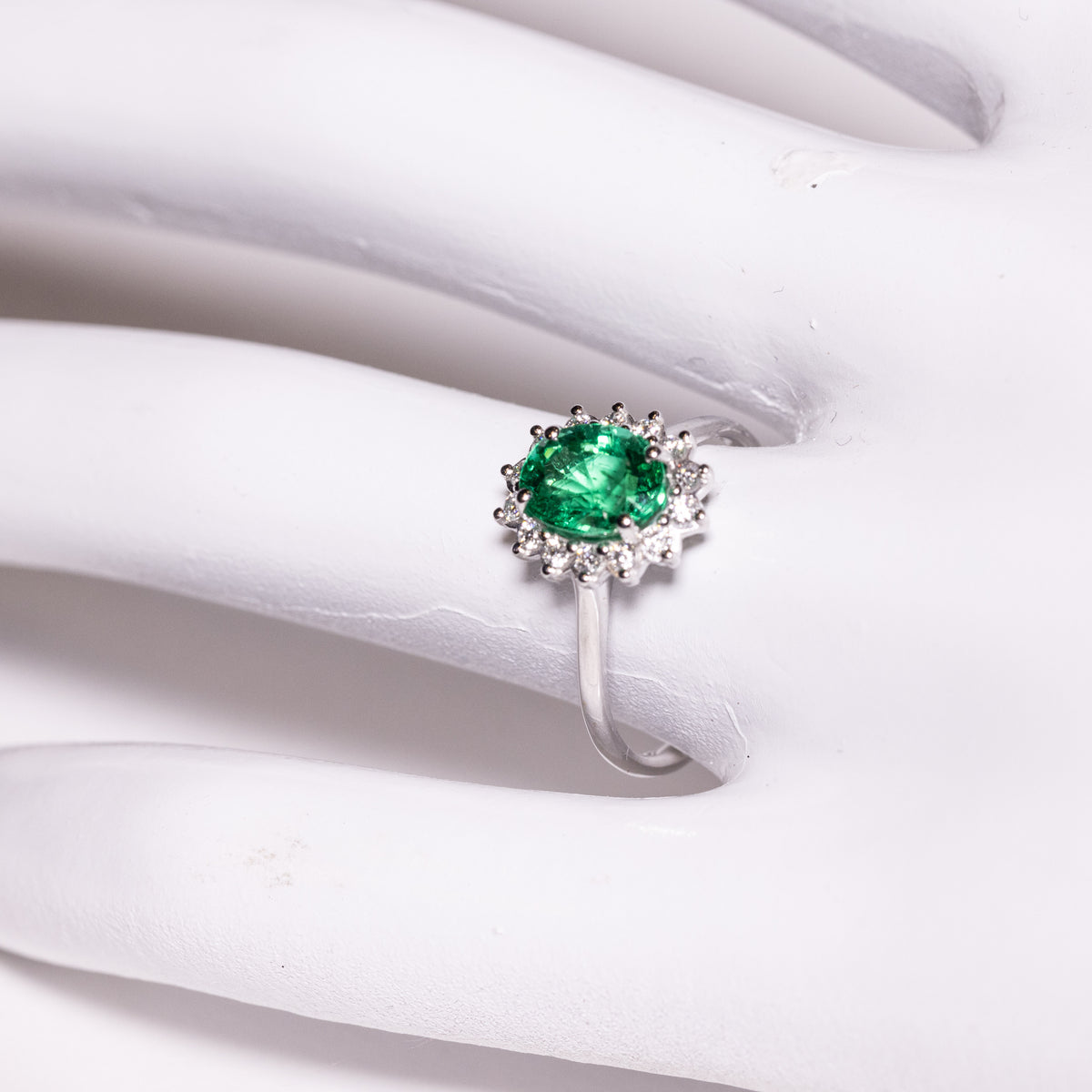 Anello in Oro Bianco 18kt con Smeraldo e Diamanti Rotondo brillanti