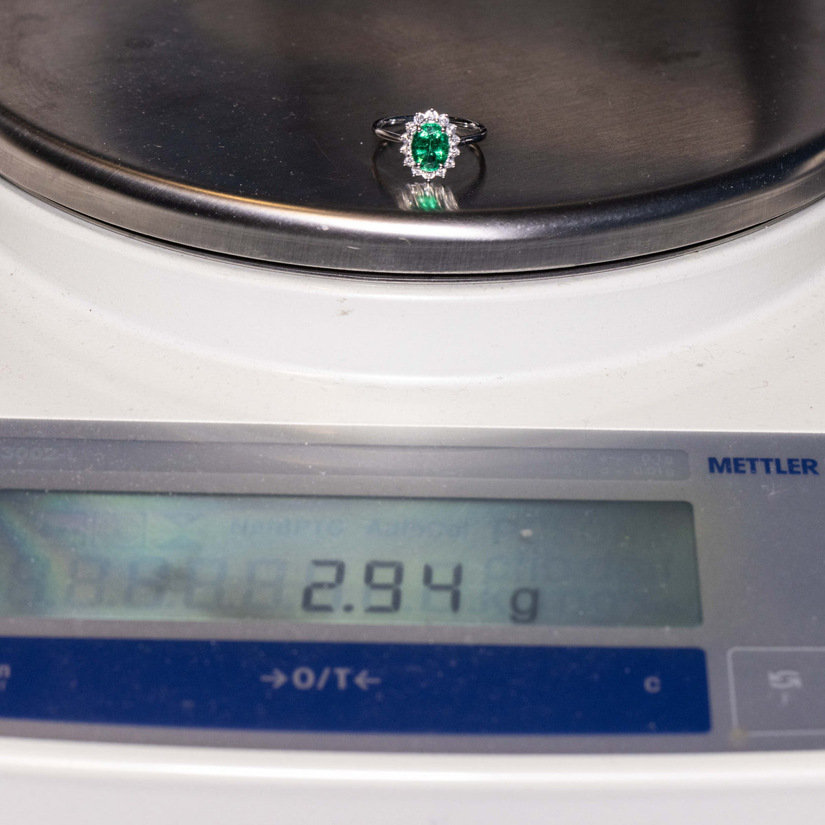 Anello in Oro Bianco 18kt con Smeraldo e Diamanti Rotondo brillanti