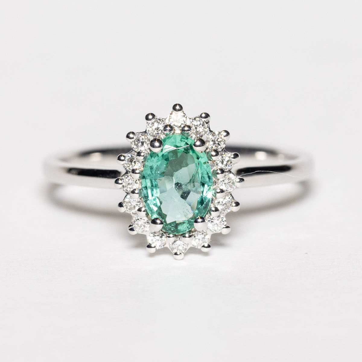 Anello in Oro Bianco 18kt con Smeraldo e Diamanti Rotondo brillanti