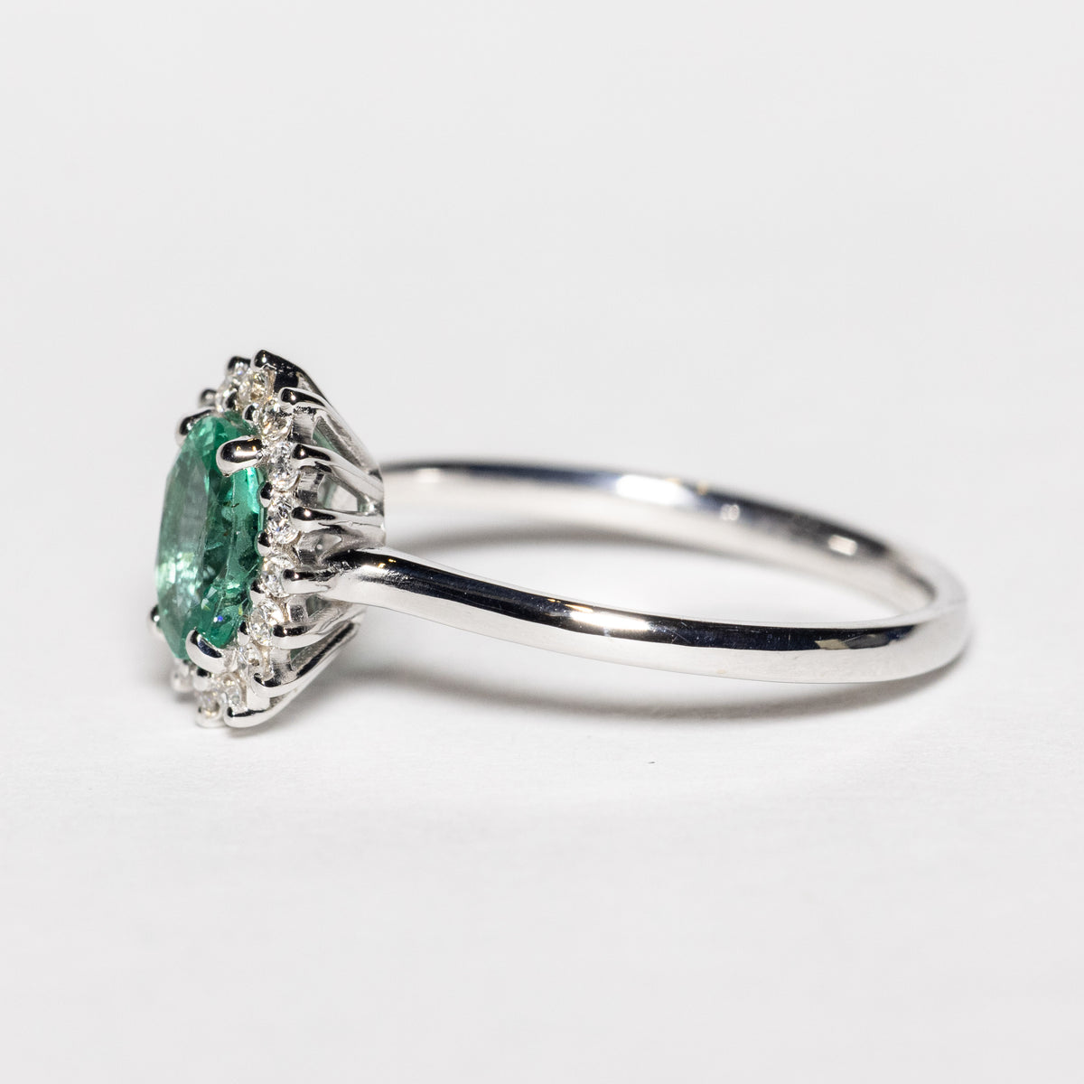 Anello in Oro Bianco 18kt con Smeraldo e Diamanti Rotondo brillanti