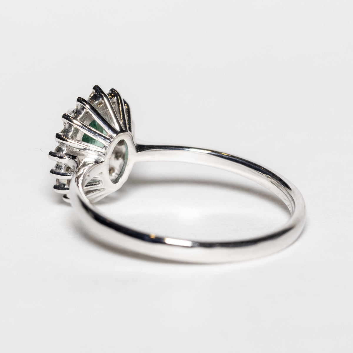 Anello in Oro Bianco 18kt con Smeraldo e Diamanti Rotondo brillanti