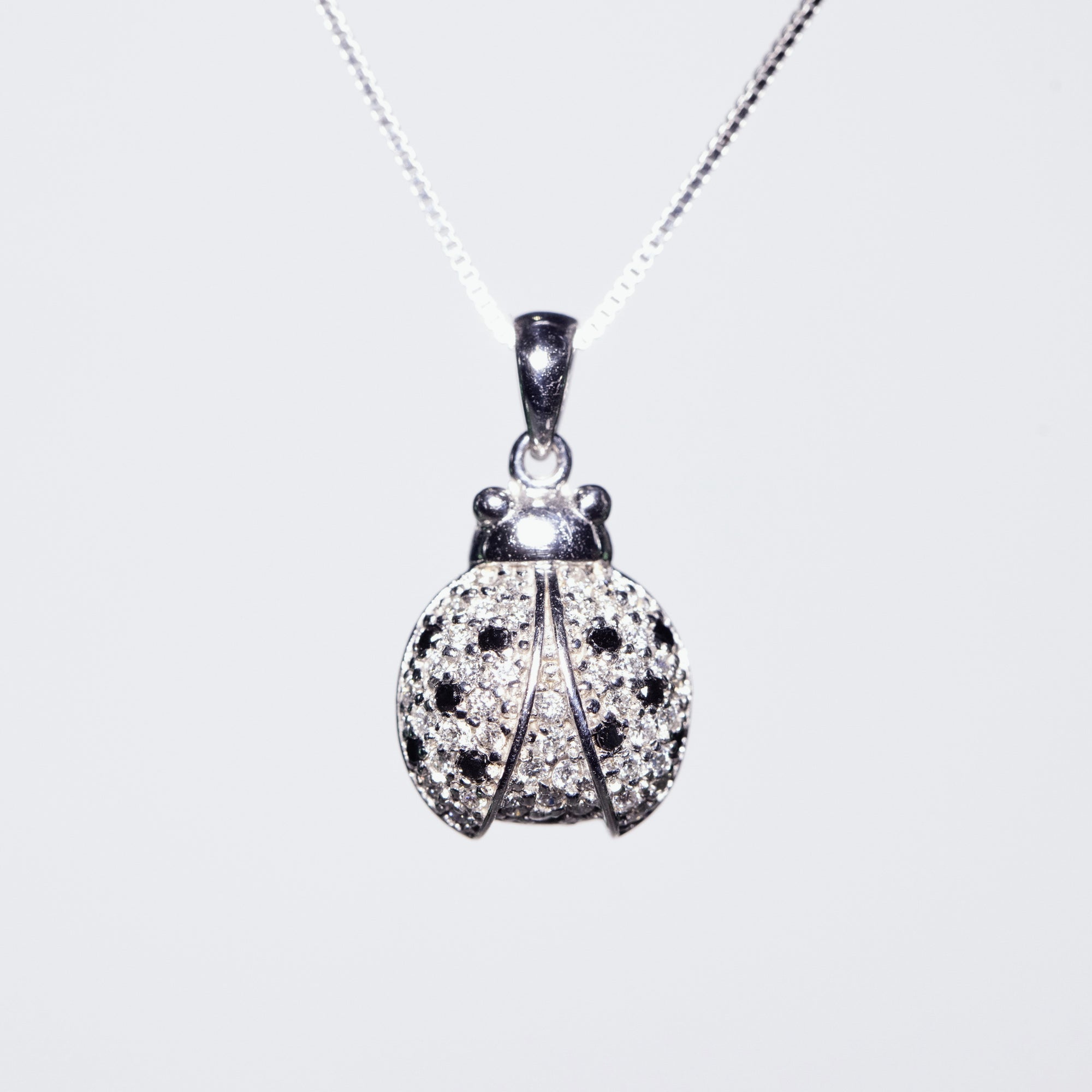 CIONDOLO PORTAFORTUNA COCCINELLA IN ORO BIANCO 18 KT + COLLANA OMAGGIO CIONDOLO PORTAFORTUNA COCCINELLA IN ORO BIANCO 18 KT + COLLANA OMAGGIO