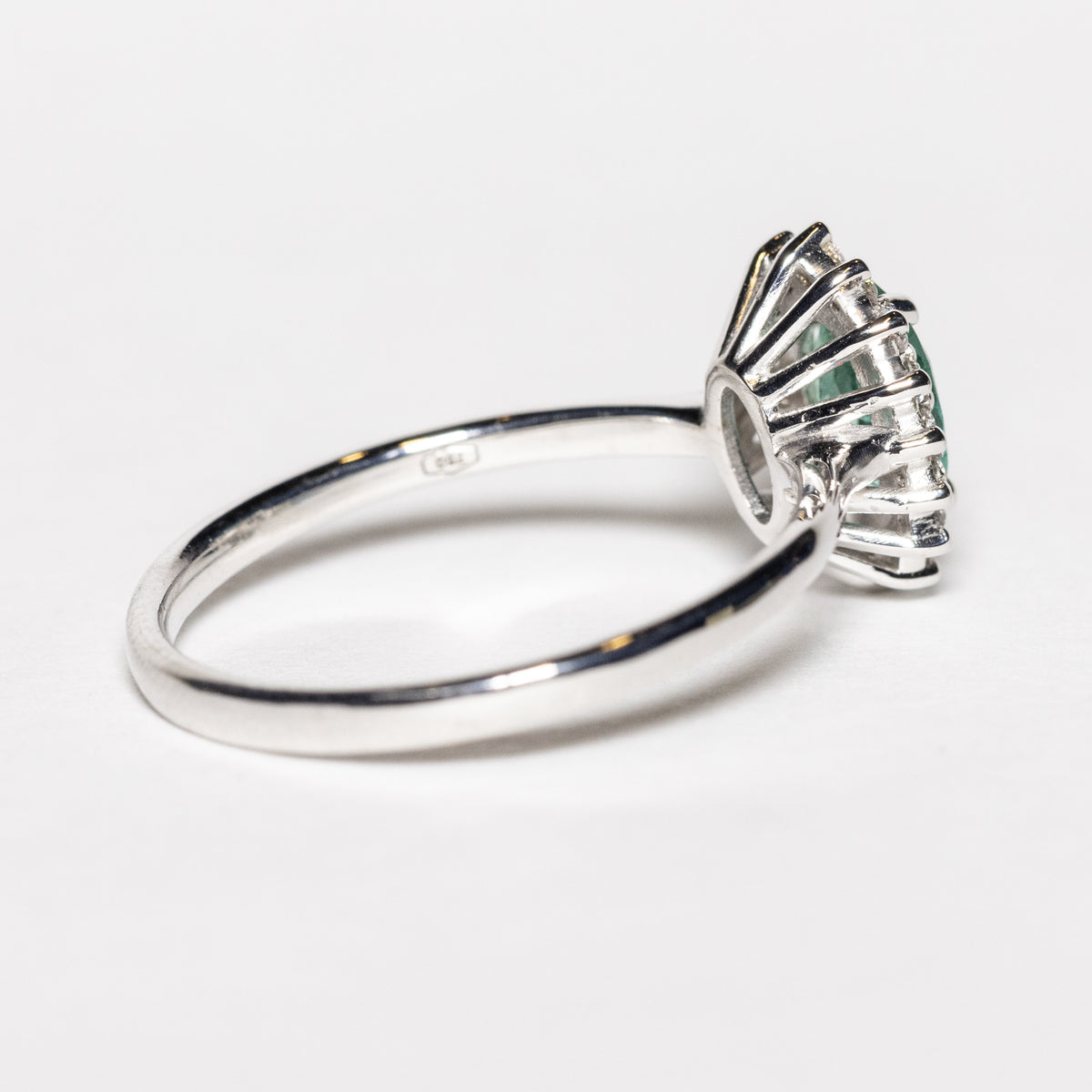 Anello in Oro Bianco 18kt con Smeraldo e Diamanti Rotondo brillanti