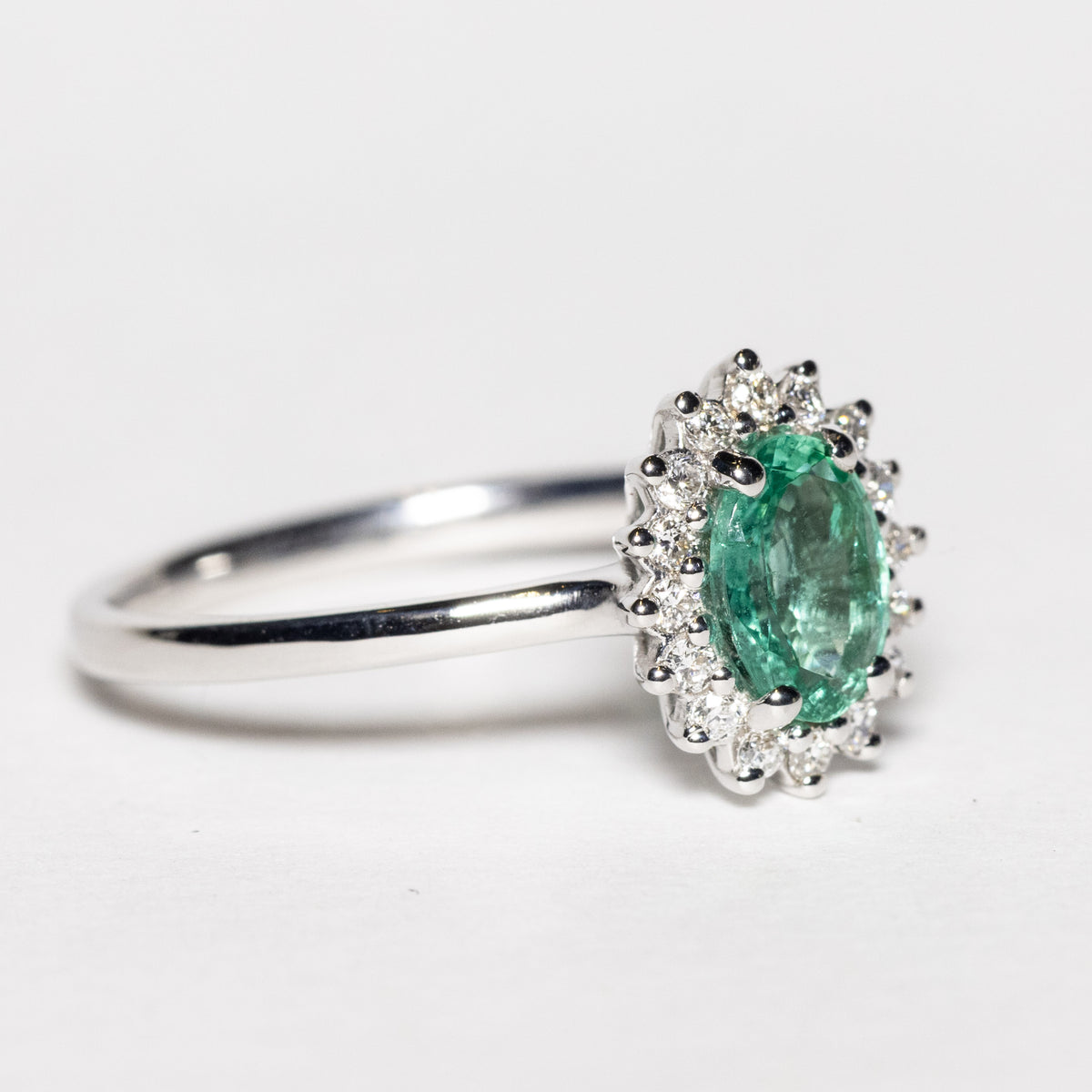 Anello in Oro Bianco 18kt con Smeraldo e Diamanti Rotondo brillanti