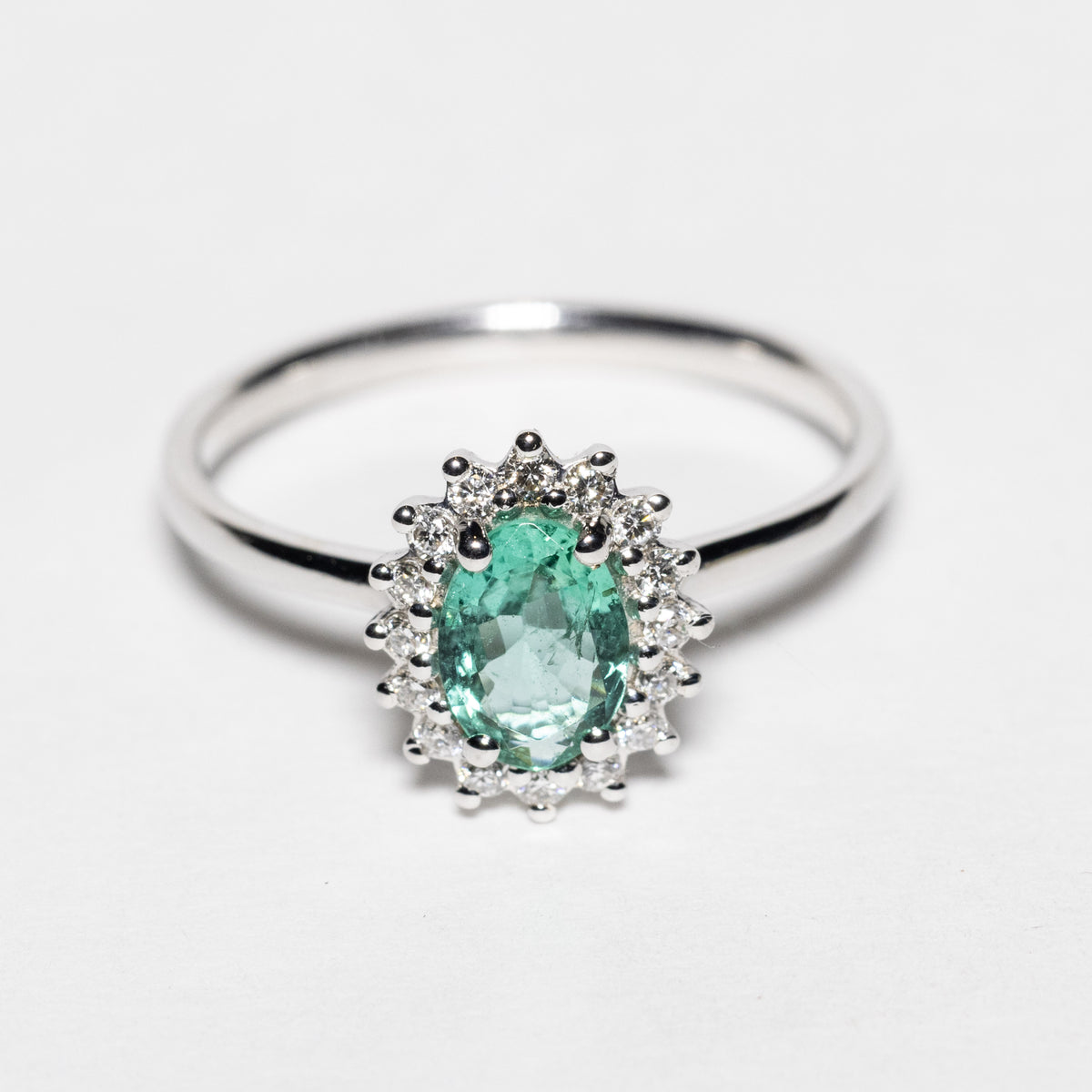 Anello in Oro Bianco 18kt con Smeraldo e Diamanti Rotondo brillanti