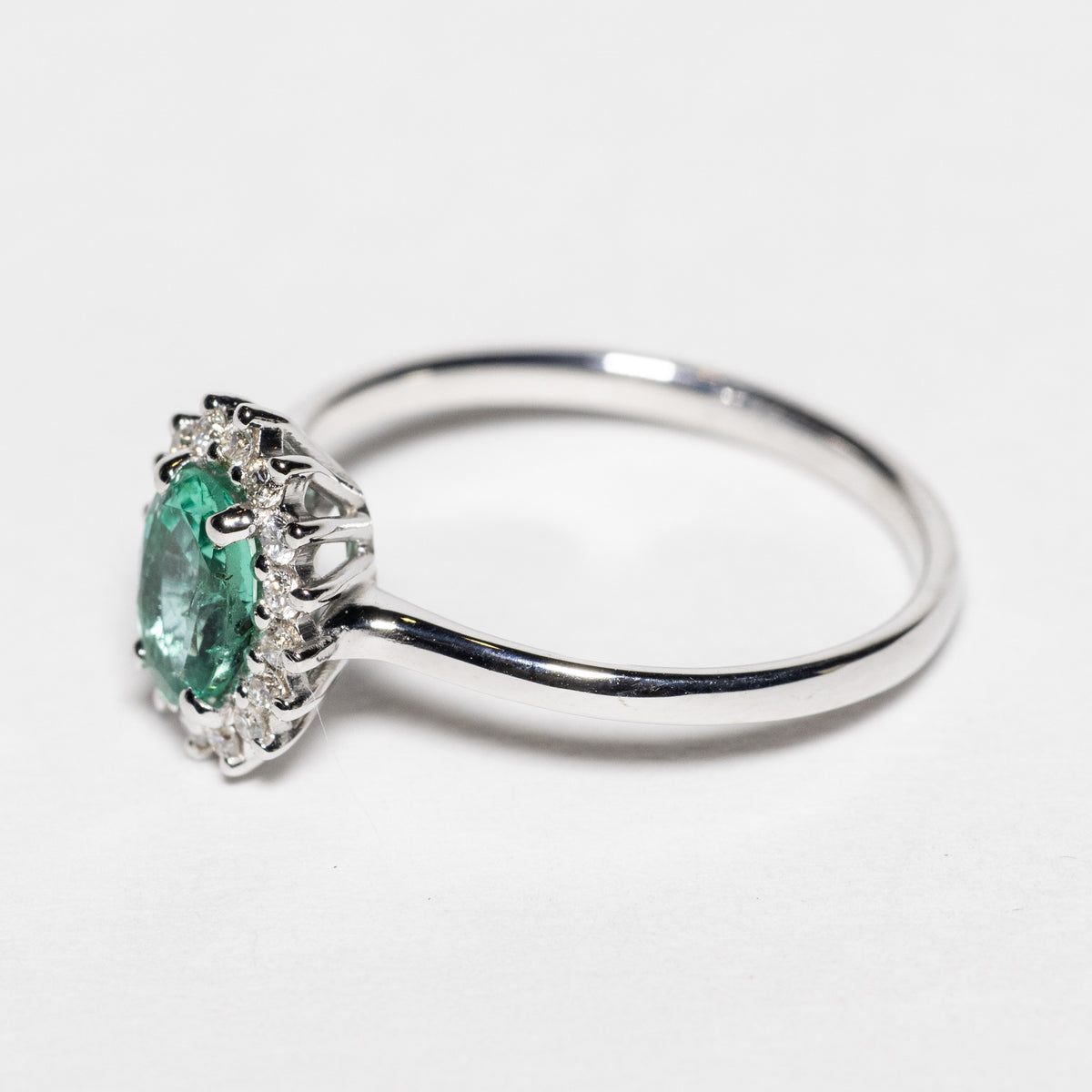 Anello in Oro Bianco 18kt con Smeraldo e Diamanti Rotondo brillanti