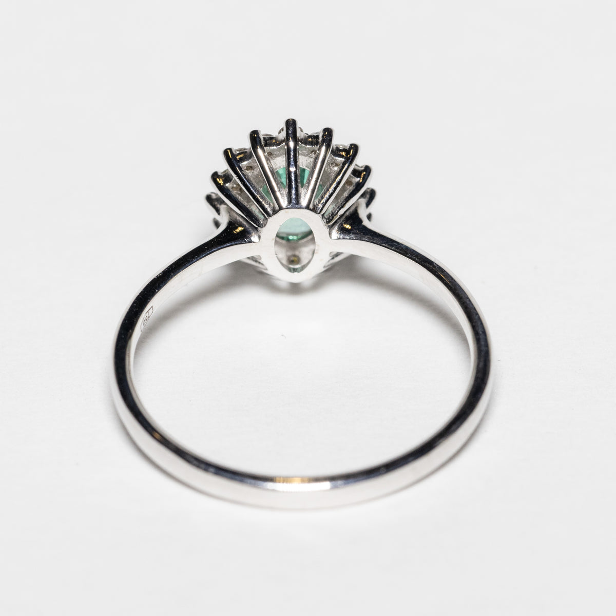 Anello in Oro Bianco 18kt con Smeraldo e Diamanti Rotondo brillanti