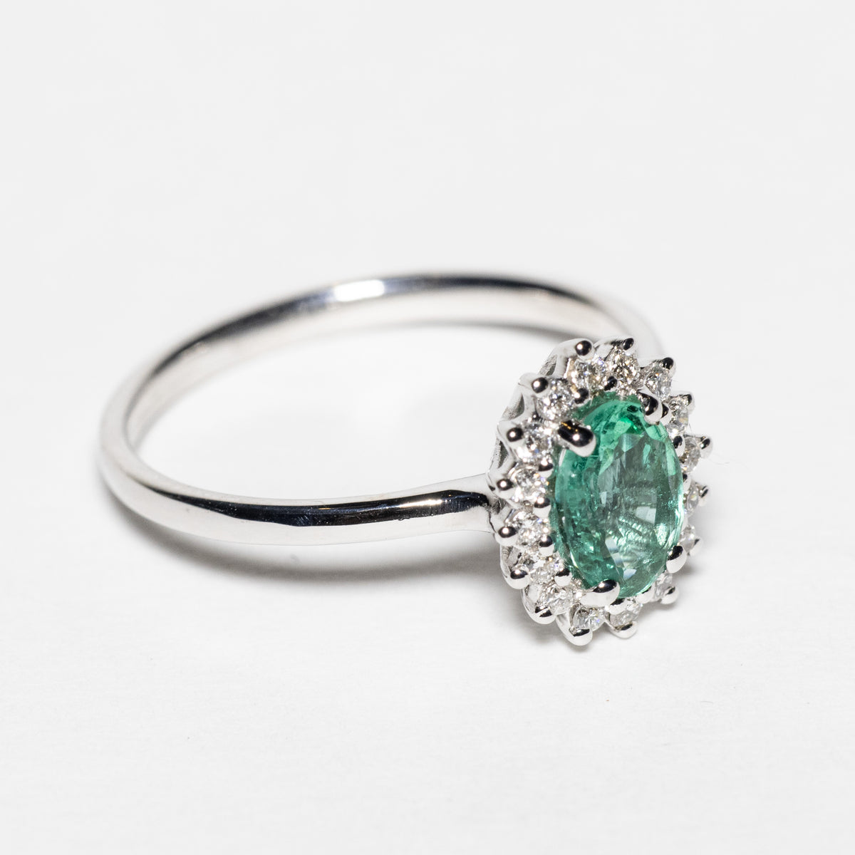 Anello in Oro Bianco 18kt con Smeraldo e Diamanti Rotondo brillanti