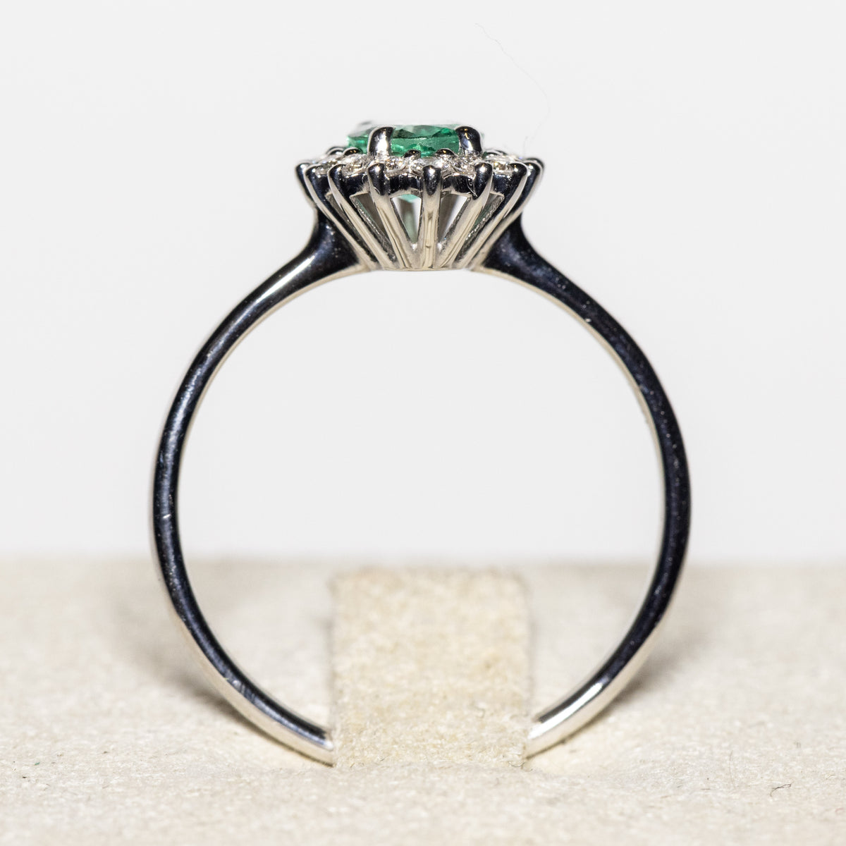 Anello in Oro Bianco 18kt con Smeraldo e Diamanti Rotondo brillanti