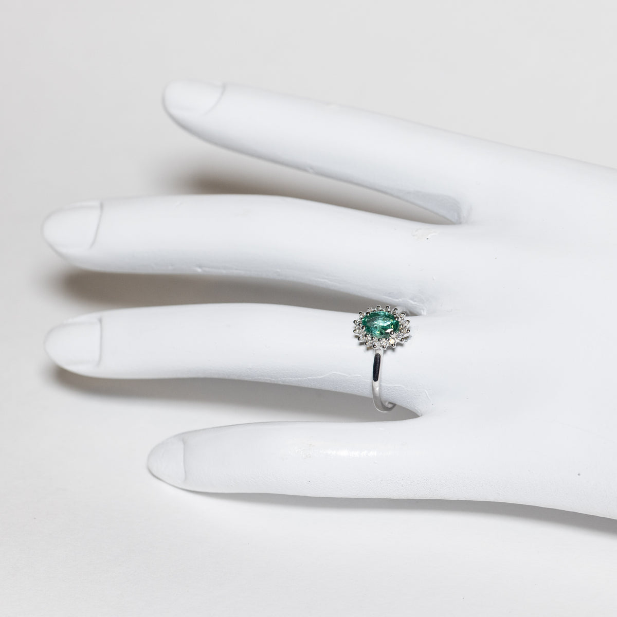 Anello in Oro Bianco 18kt con Smeraldo e Diamanti Rotondo brillanti