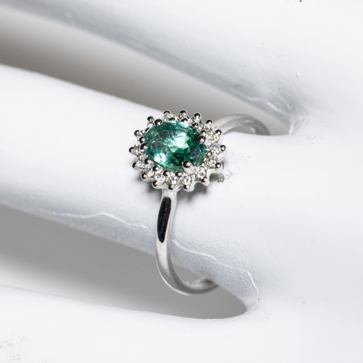 Anello in Oro Bianco 18kt con Smeraldo e Diamanti Rotondo brillanti
