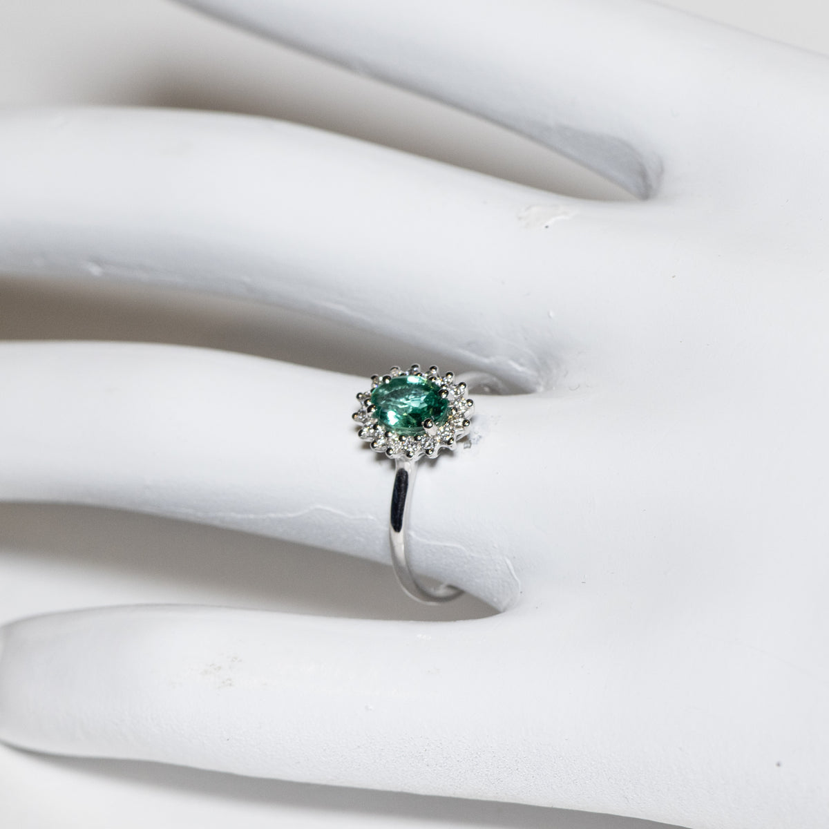 Anello in Oro Bianco 18kt con Smeraldo e Diamanti Rotondo brillanti