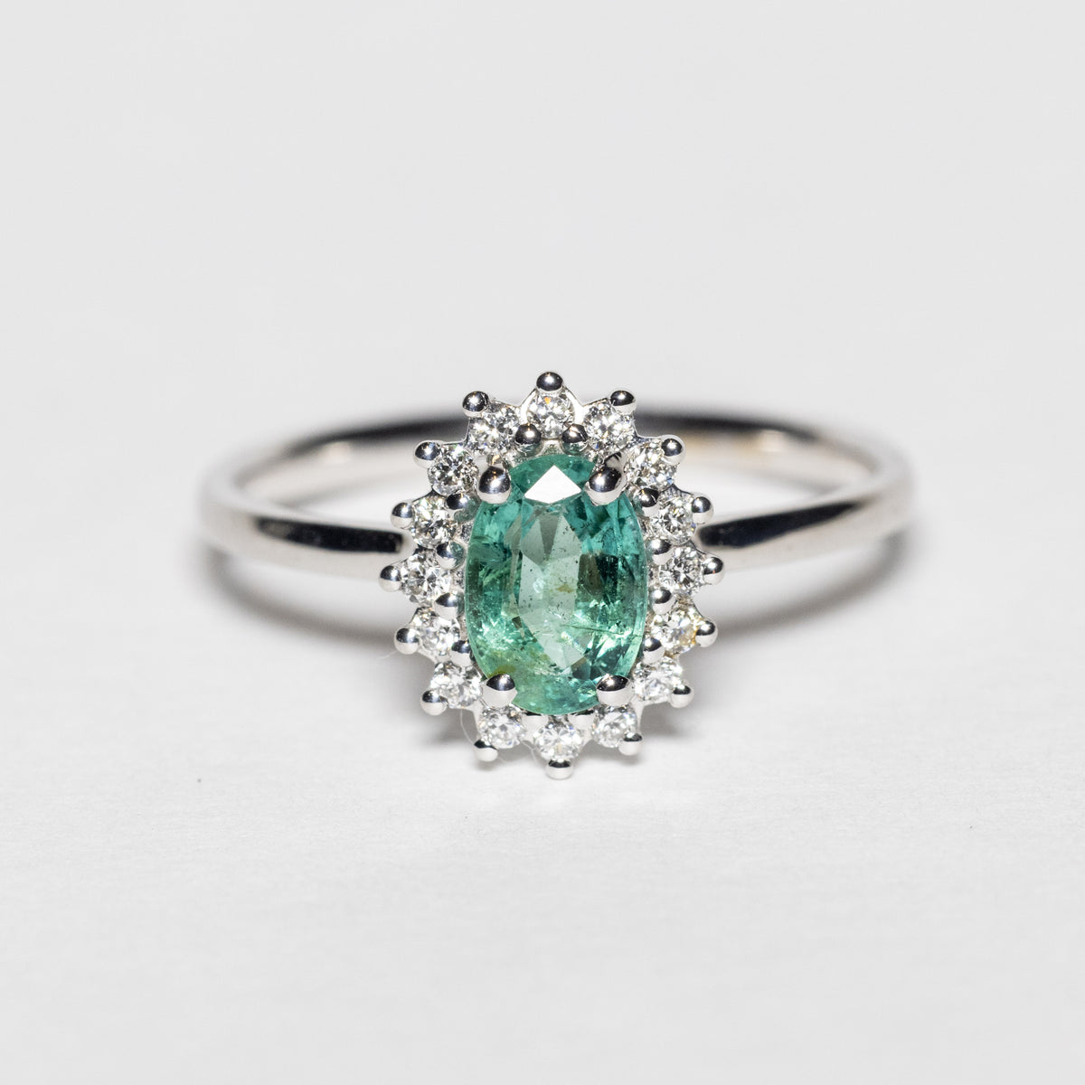 Solitaire Ring with Emerald, Diamonds and 18KT Gold (Unique Piece)