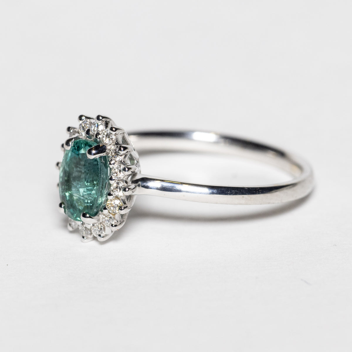 Solitaire Ring with Emerald, Diamonds and 18KT Gold (Unique Piece)