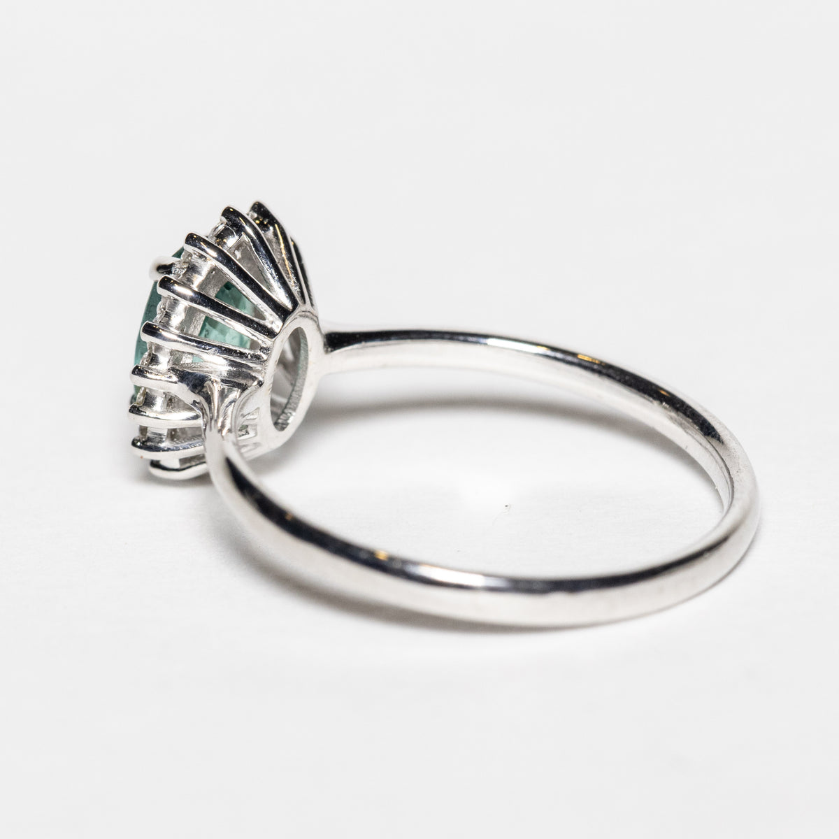 Solitaire Ring with Emerald, Diamonds and 18KT Gold (Unique Piece)