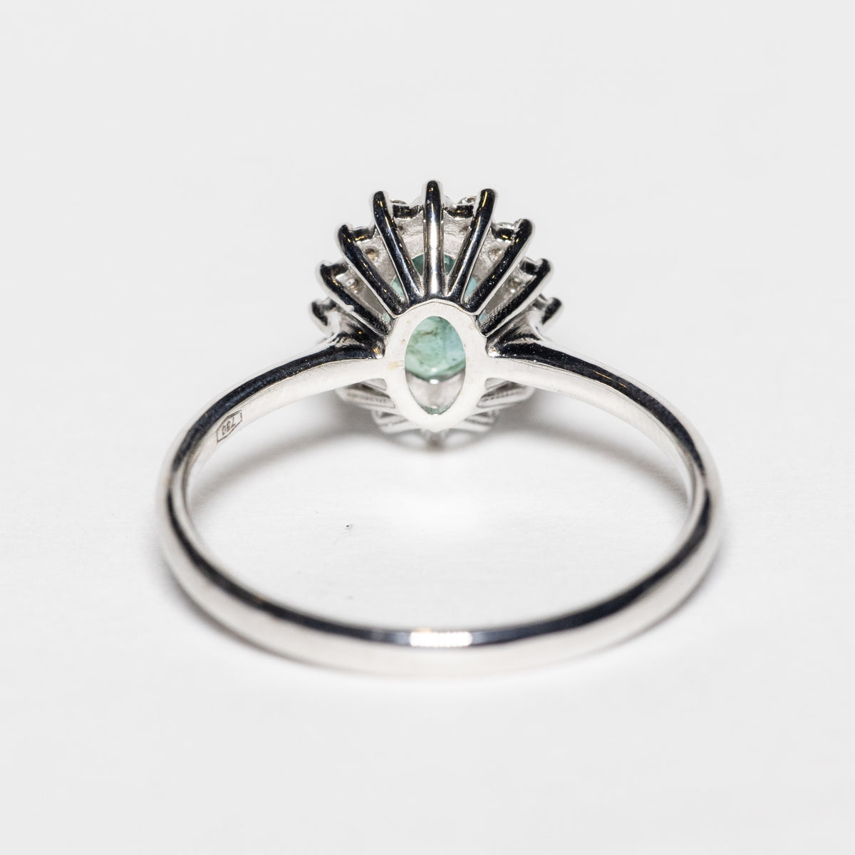Solitaire Ring with Emerald, Diamonds and 18KT Gold (Unique Piece)