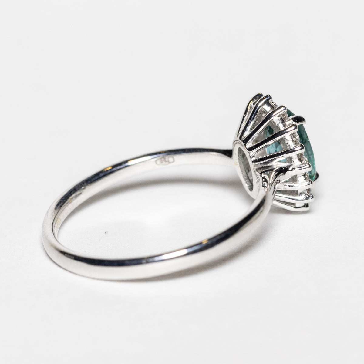 Solitaire Ring with Emerald, Diamonds and 18KT Gold (Unique Piece)