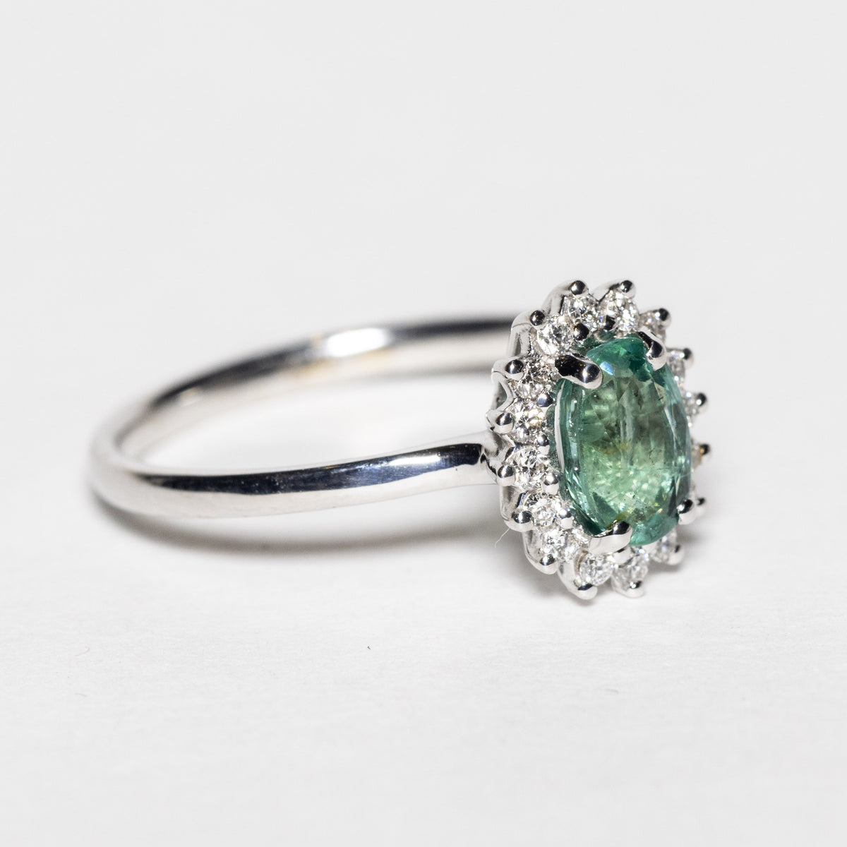 Solitaire Ring with Emerald, Diamonds and 18KT Gold (Unique Piece)