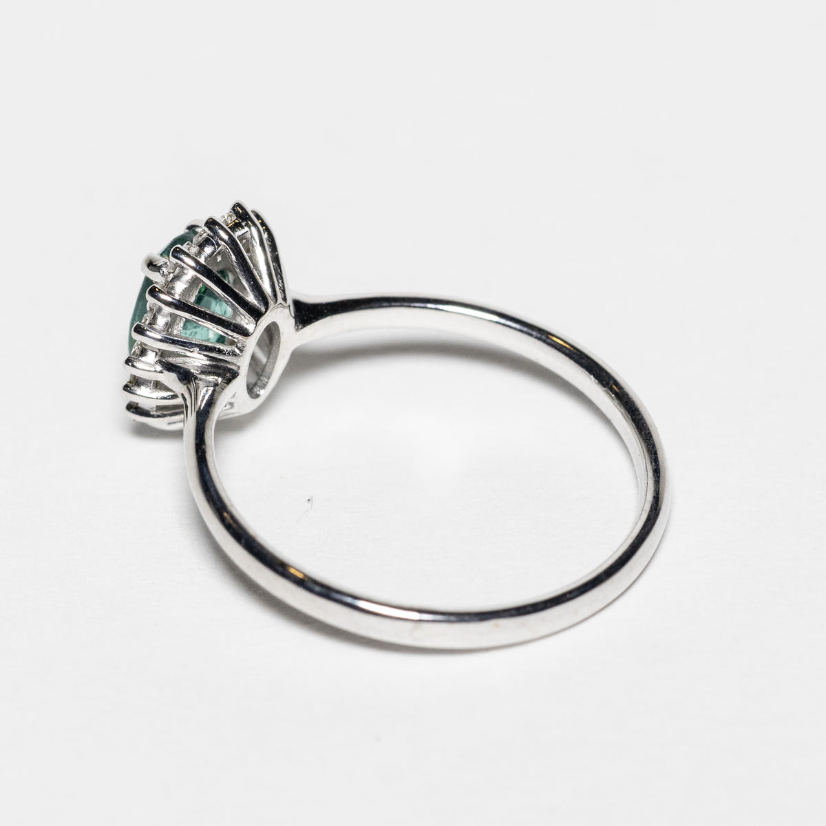 Solitaire Ring with Emerald, Diamonds and 18KT Gold (Unique Piece)