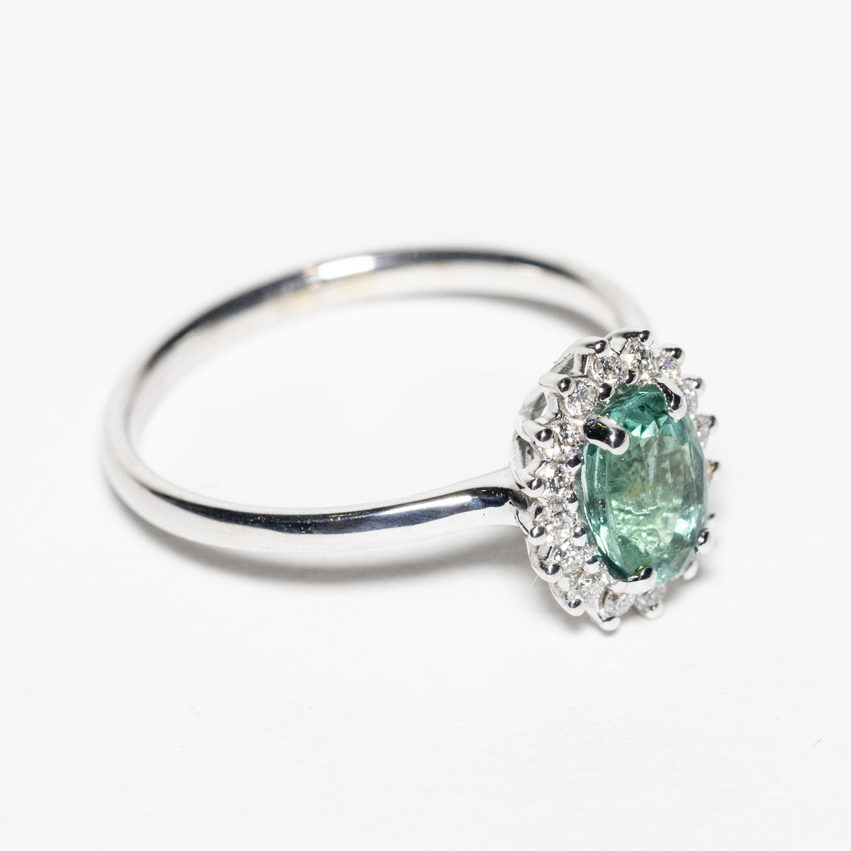 Solitaire Ring with Emerald, Diamonds and 18KT Gold (Unique Piece)