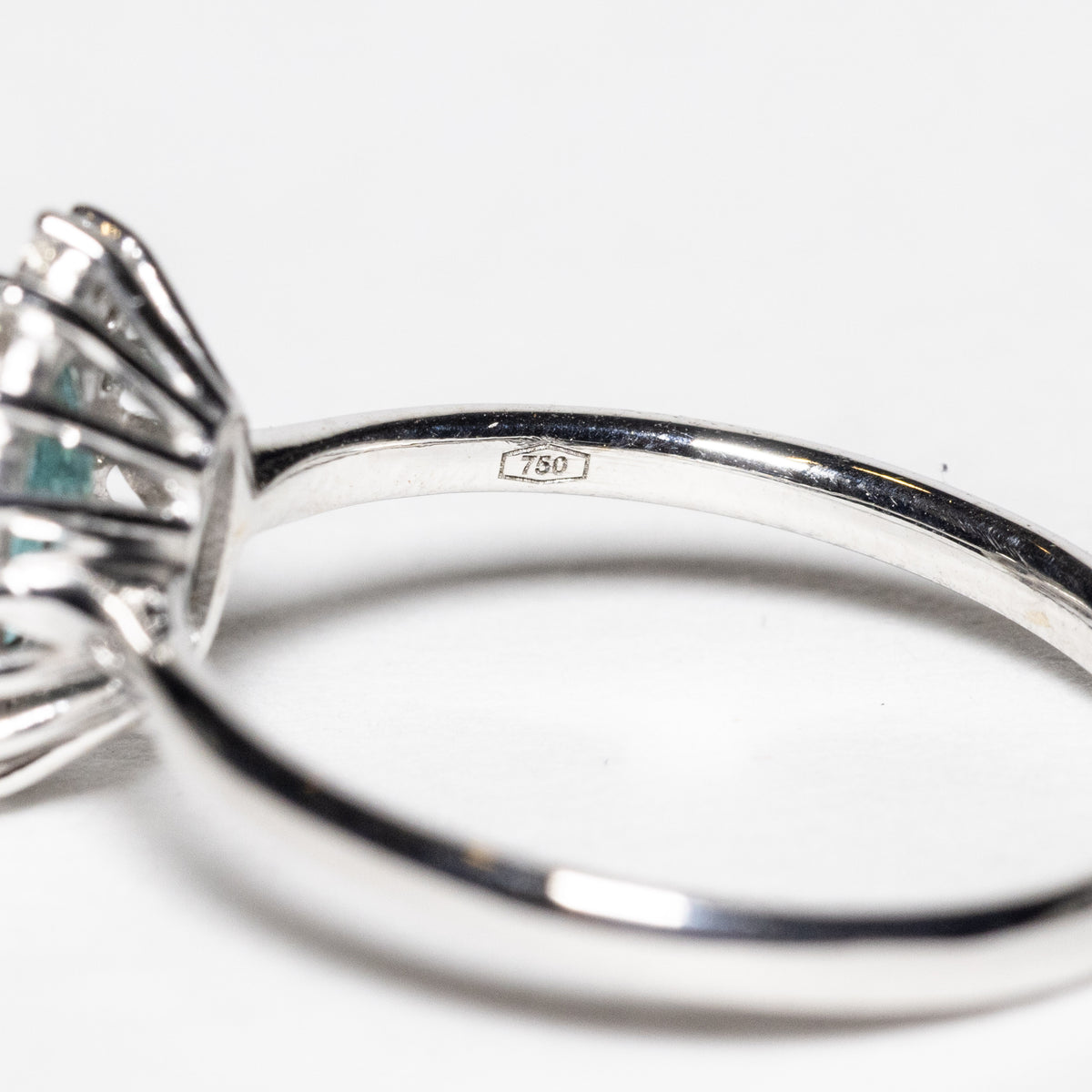 Solitaire Ring with Emerald, Diamonds and 18KT Gold (Unique Piece)