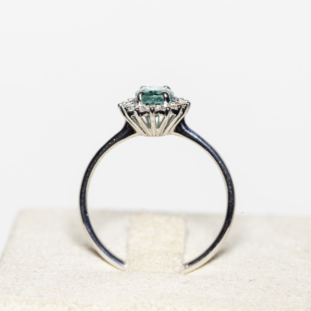 Solitaire Ring with Emerald, Diamonds and 18KT Gold (Unique Piece)
