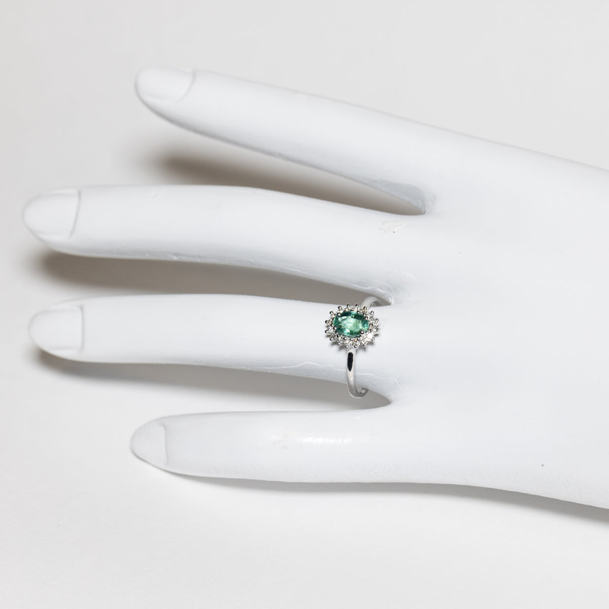 Solitaire Ring with Emerald, Diamonds and 18KT Gold (Unique Piece)