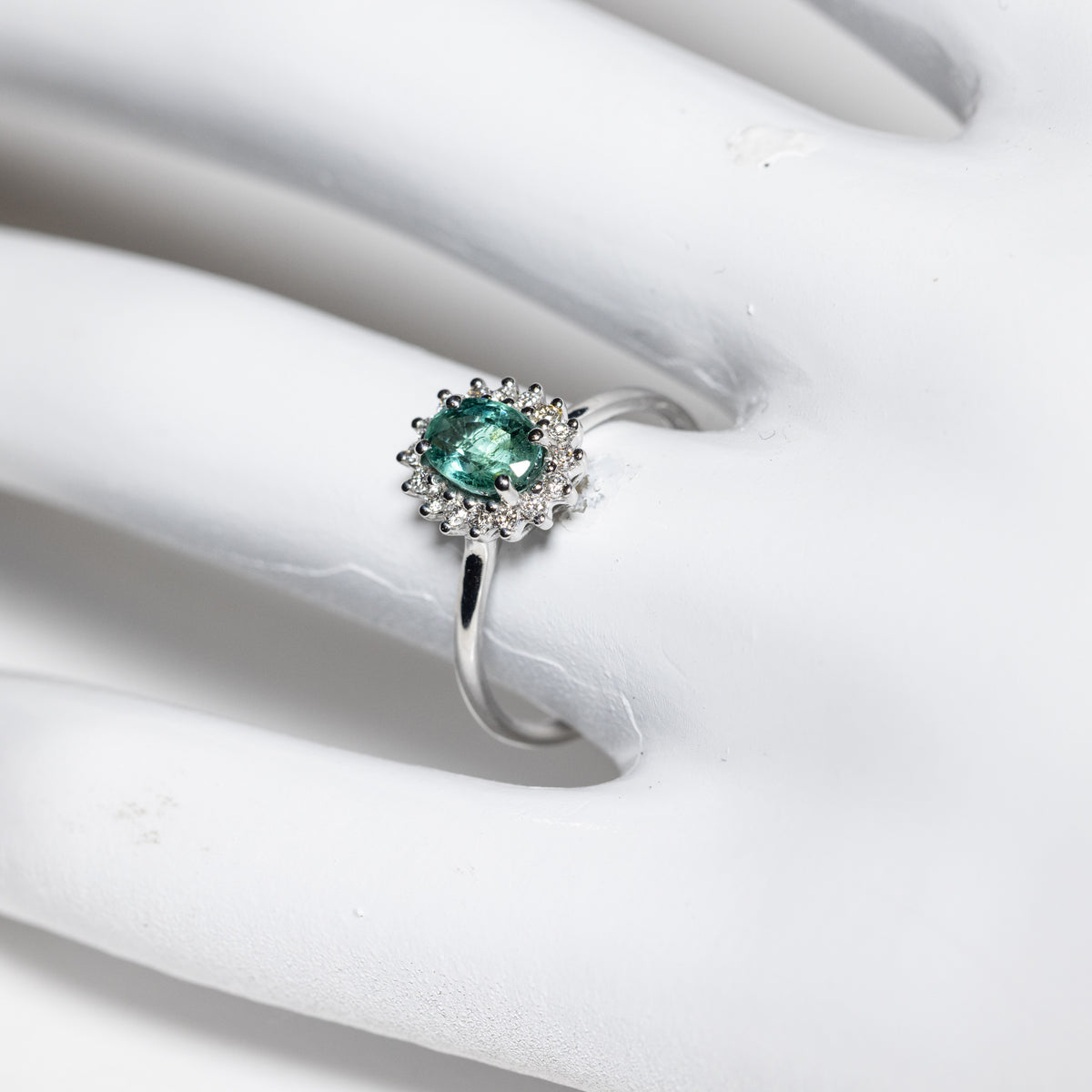 Solitaire Ring with Emerald, Diamonds and 18KT Gold (Unique Piece)