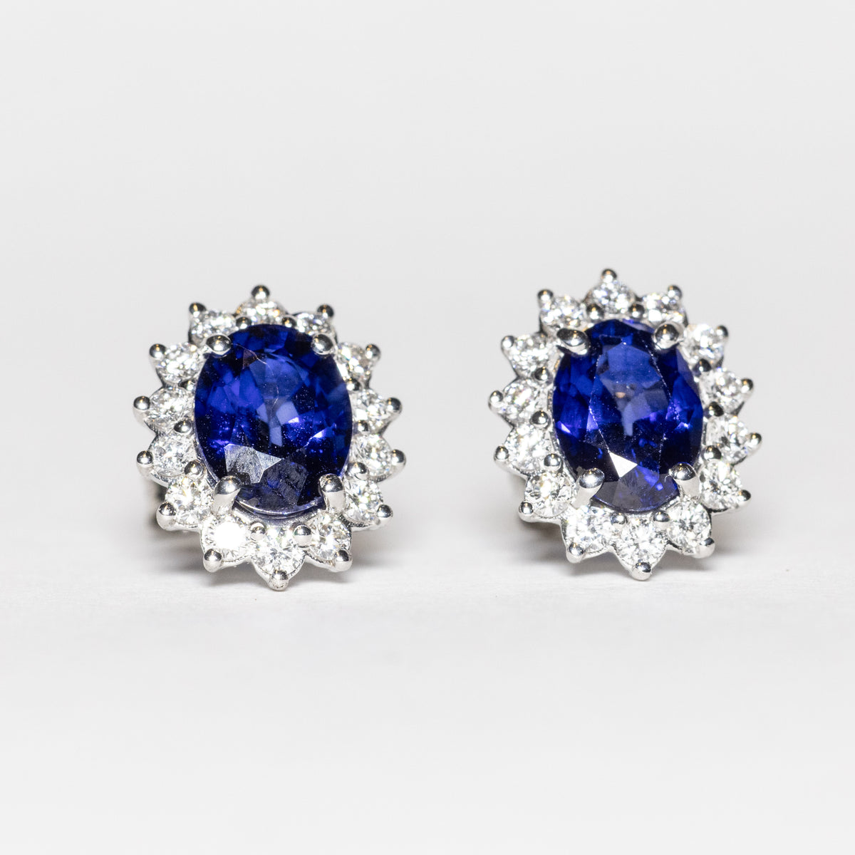 Orecchini in Oro Bianco 18kt con Zaffiro centrale e Diamanti rotondo brillanti