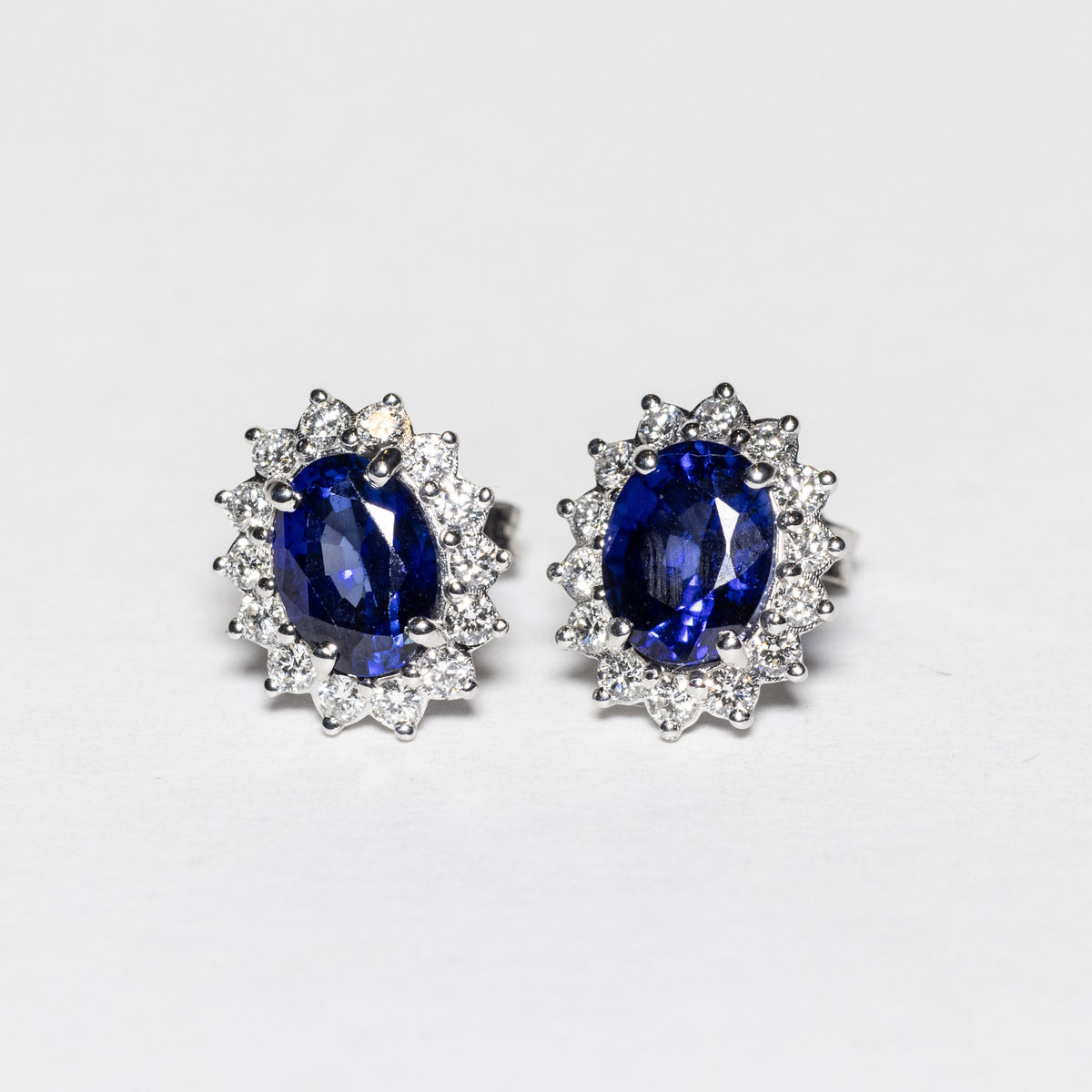 Orecchini in Oro Bianco 18kt con Zaffiro centrale e Diamanti rotondo brillanti