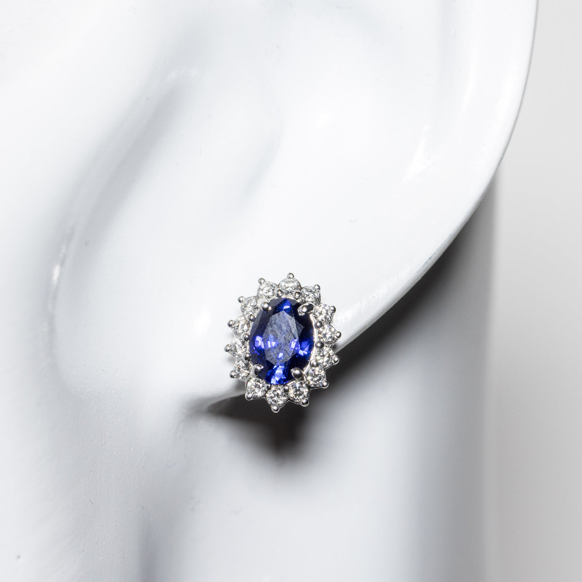 Orecchini in Oro Bianco 18kt con Zaffiro centrale e Diamanti rotondo brillanti