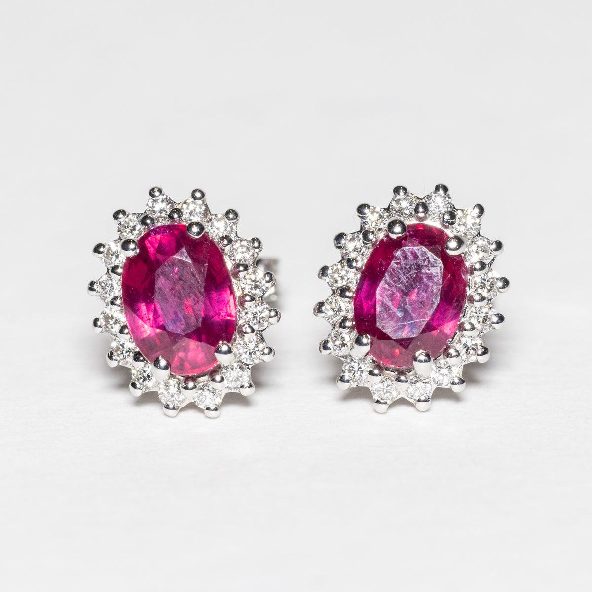 18kt White Gold Earrings with Central Sapphire and Diamonds 