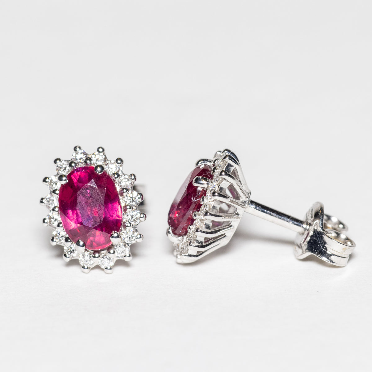 18kt White Gold Earrings with Central Sapphire and Diamonds 